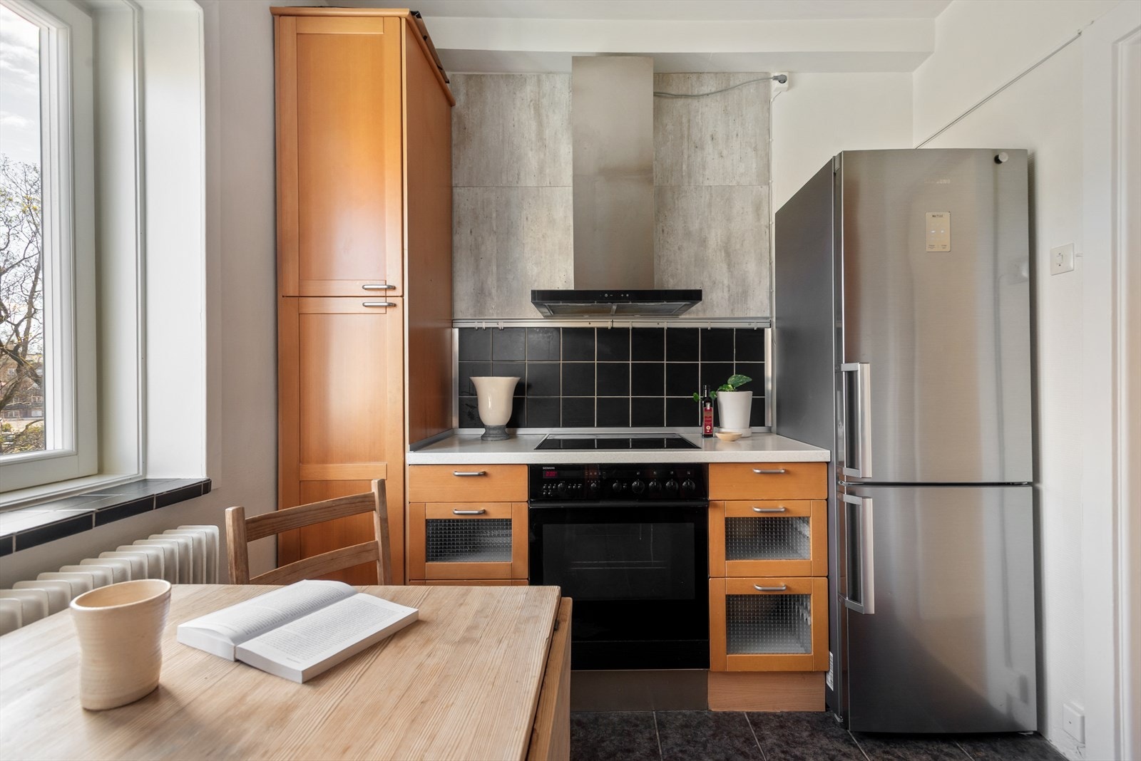 Godt med skap og benkeplass, samt plass for spisebord Galleribilde