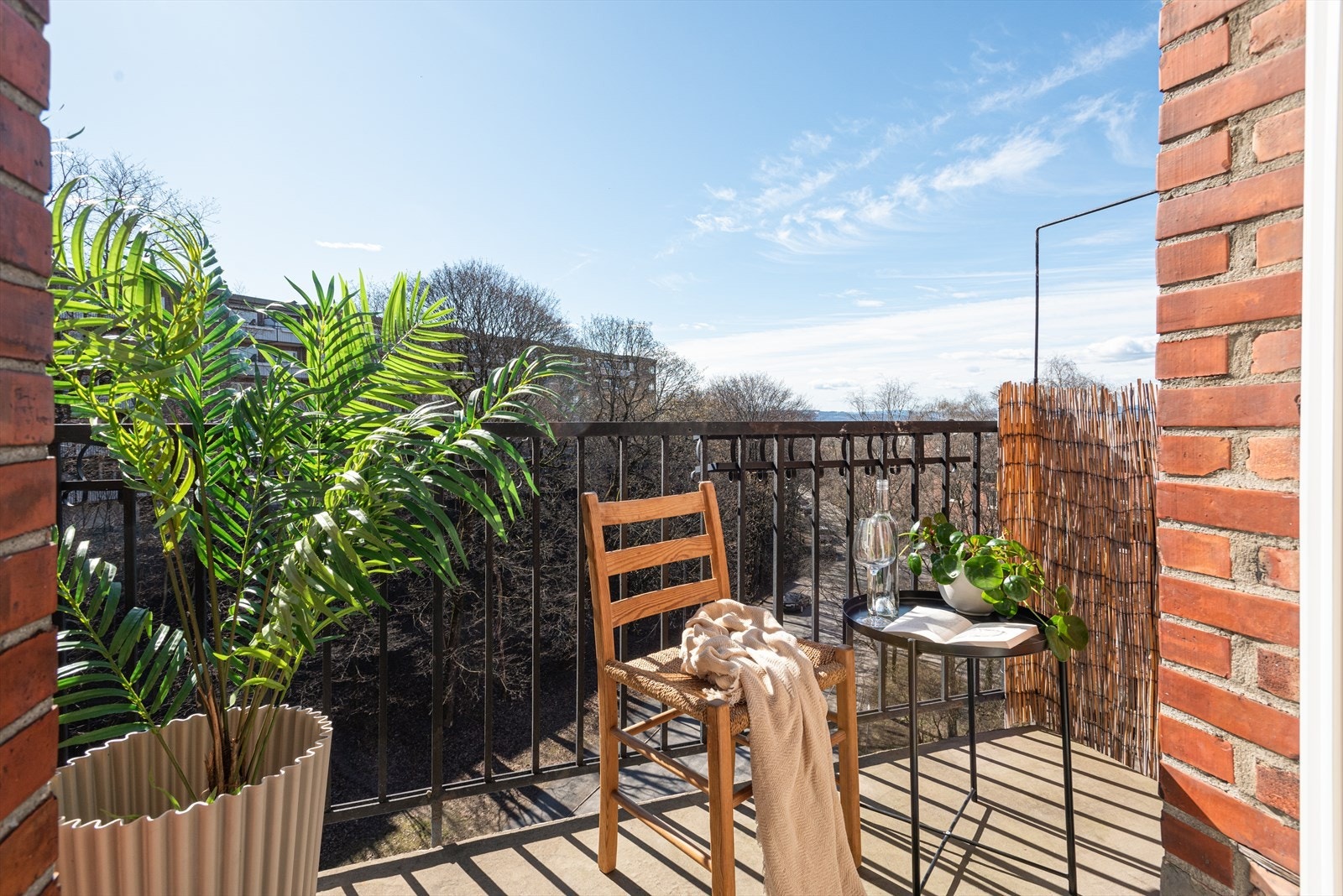 Herlig sørvendt balkong på ca.3kvm med flott utsikt mot Hovedøya, Nesodden og Holmenkollen Galleribilde