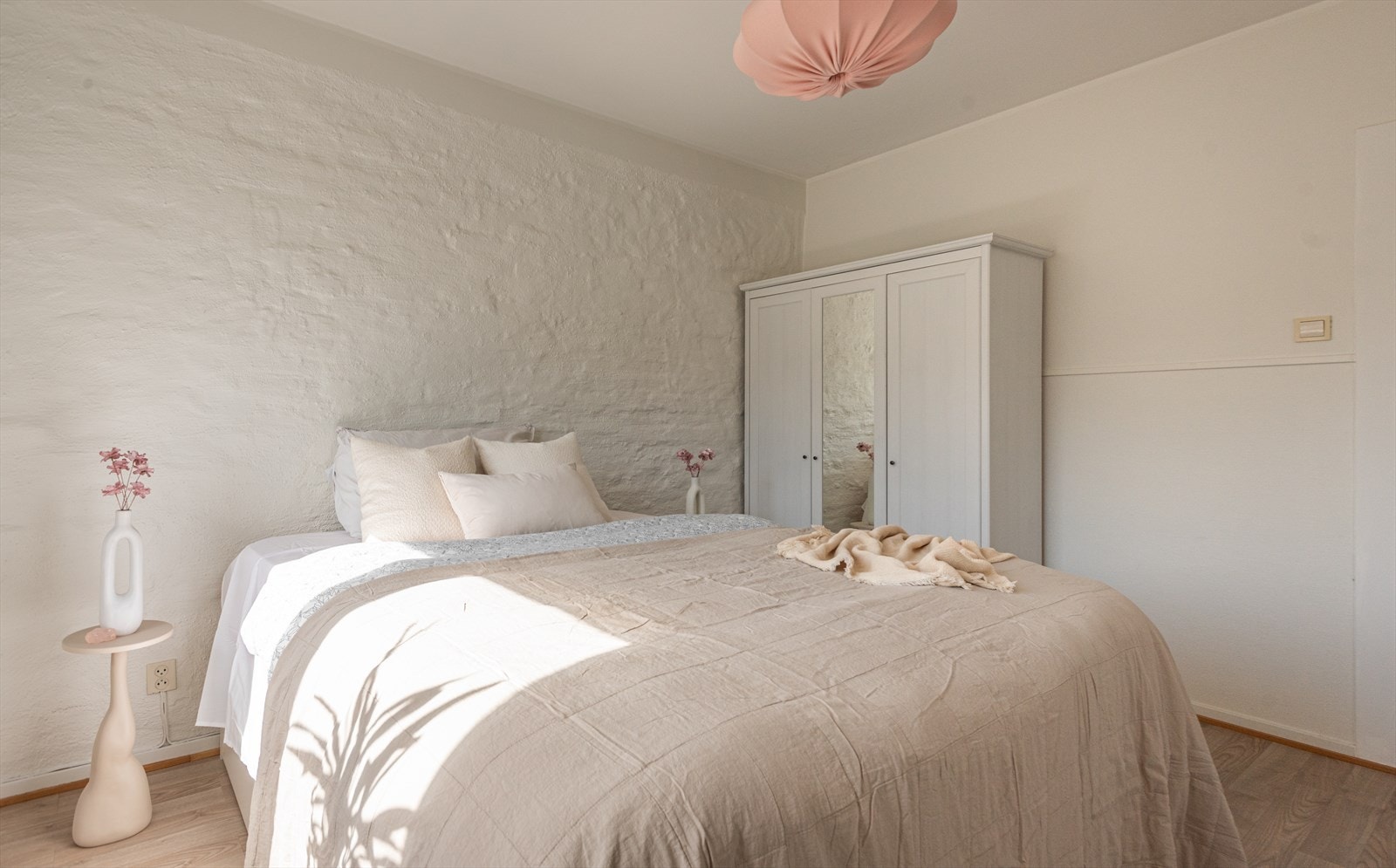 God lagringsplass både i garderobeskap men også under seng Galleribilde