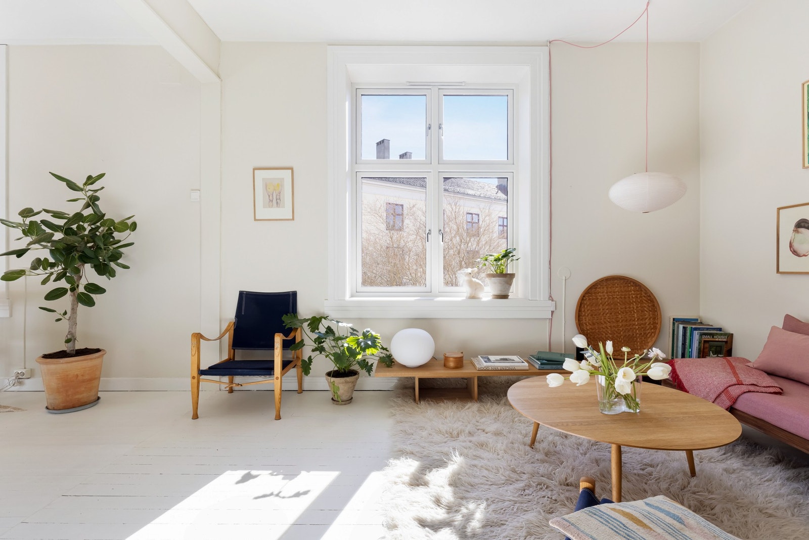 Fra vinduene i både stue- og kjøkkendelen er det idyllisk utsyn over de flotte grøntområdene. Galleribilde