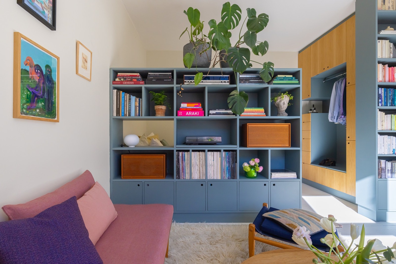 Stilig hylleløsning med mye plass til bøker, planter og nattbordshylle. Galleribilde