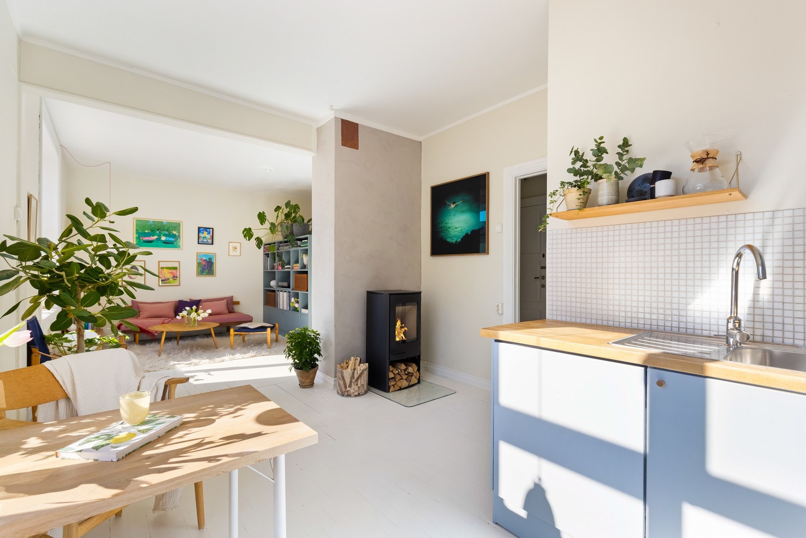 IKEA-kjøkkenet er godt utnyttet med mye skap- og benkeplass. Galleribilde