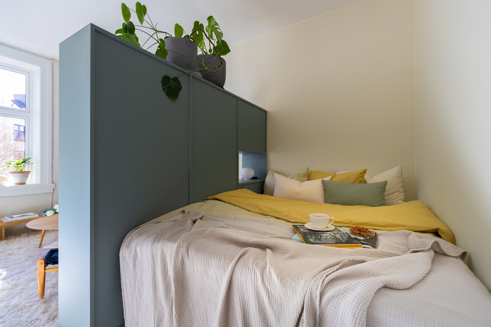 Praktisk og godt utnyttet sovealkove med plass til bred seng. Galleribilde