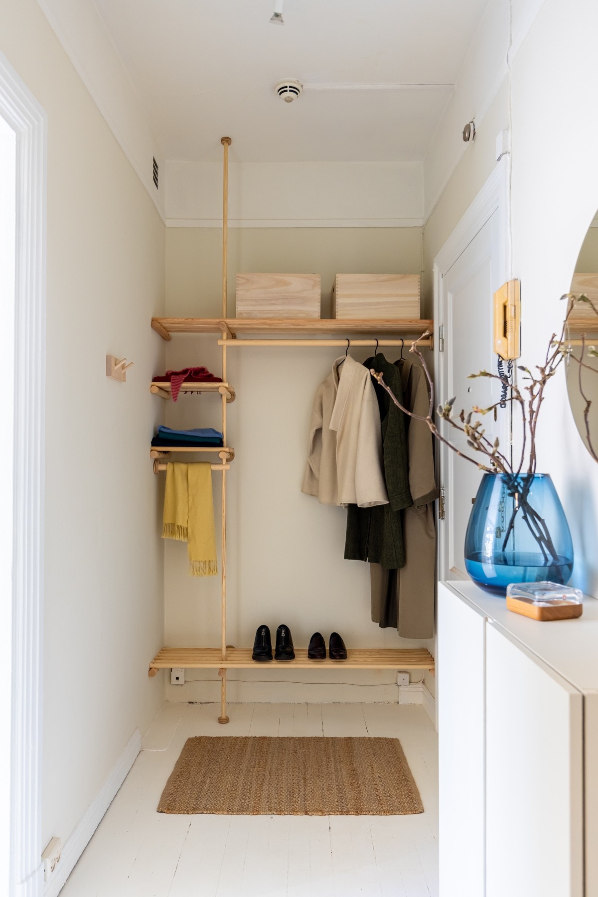 Velkommen inn! Det første du vil møte i leiligheten er en innbydende og lys entré som skaper et godt førsteinntrykk av leiligheten. Galleribilde