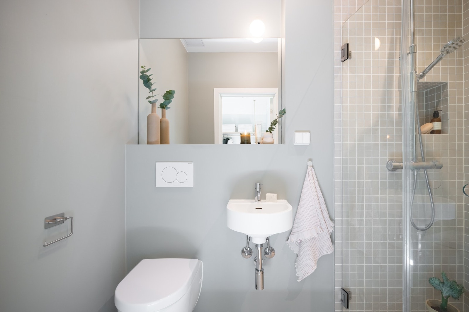 Badet er holdt i behagelige fargevalg med fliser på gulv og i dusjsonen, samt slette malte flater på veggene og i himlingen. Galleribilde