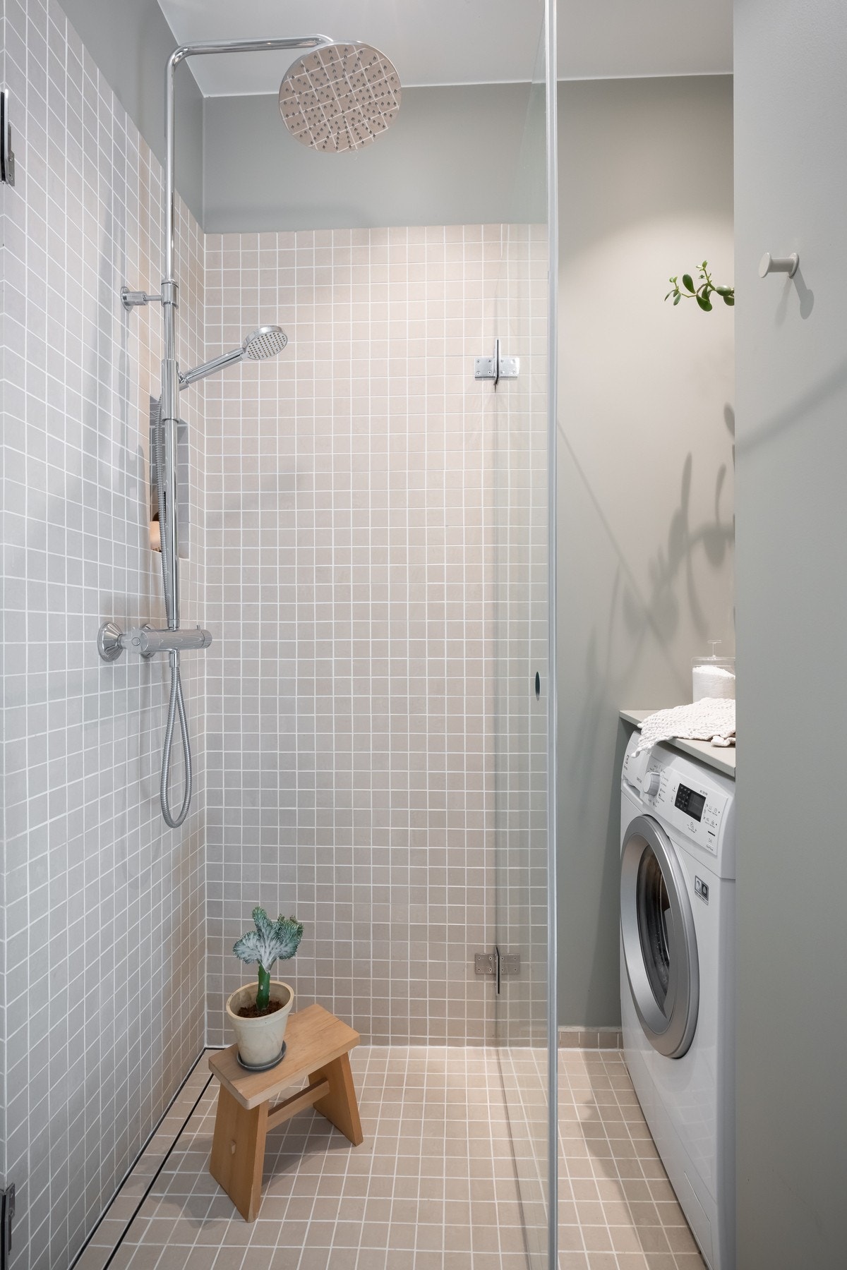 Innredningen består av servant, speil og toalett. Det er i tillegg stilig regnfalldusj og dusjdør i glass. Galleribilde