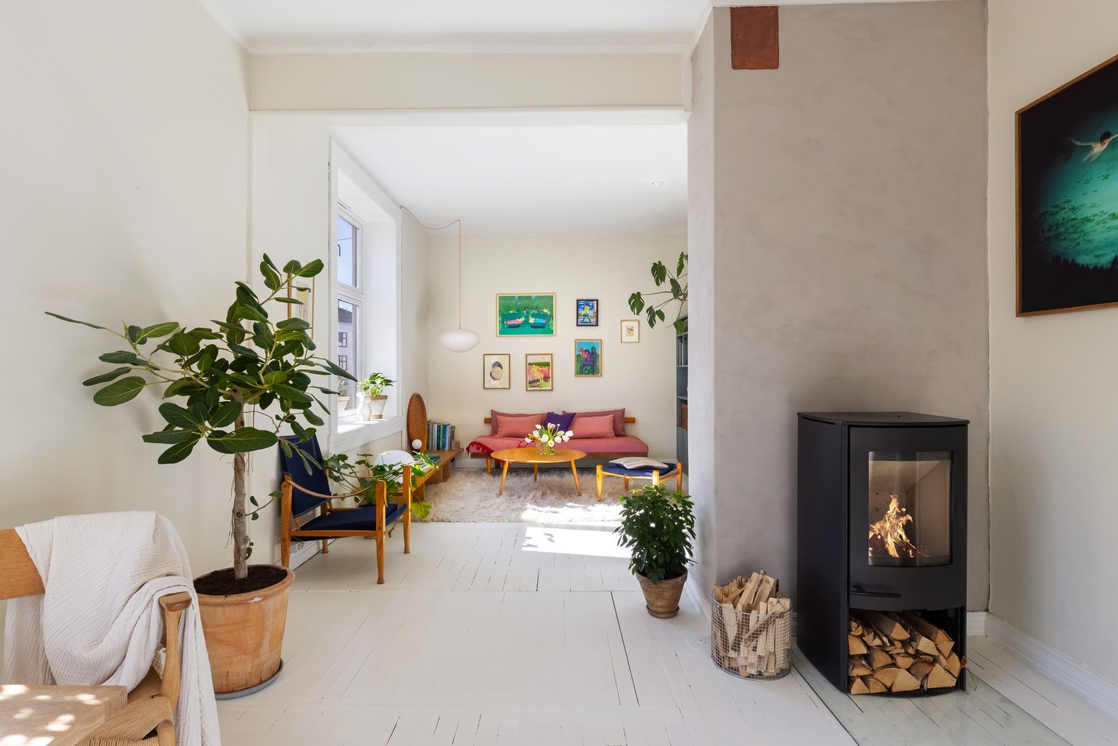 En stilfull peisovn sørger for ekstra varme og hygge på kveldene og gjennom vinterhalvåret. Galleribilde