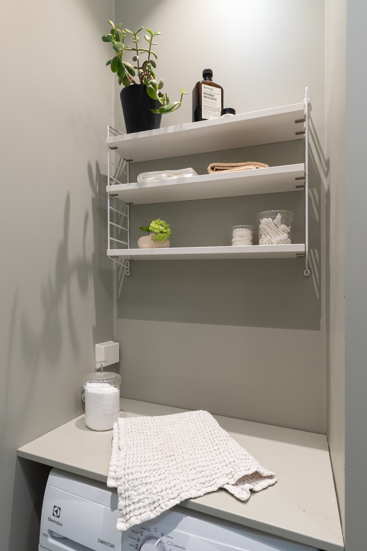 På badet er det en naturlig nisje med plass til vaskemaskin med hylleløsning over. I borettslaget er det også felles vaskerom. Galleribilde