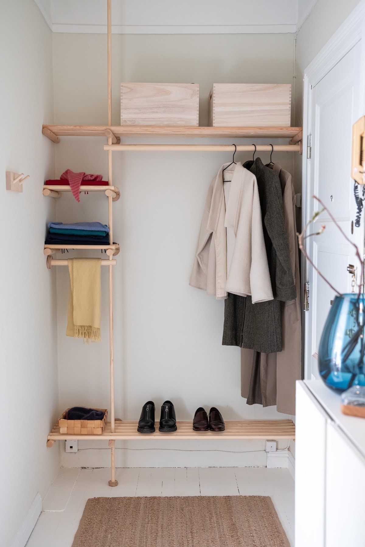 Her er det fin plass for knaggrekker, speil og skostativ. Garderobeløsningen bli stående og gir godt med oppbevaringsplass til yttertøyet. Galleribilde