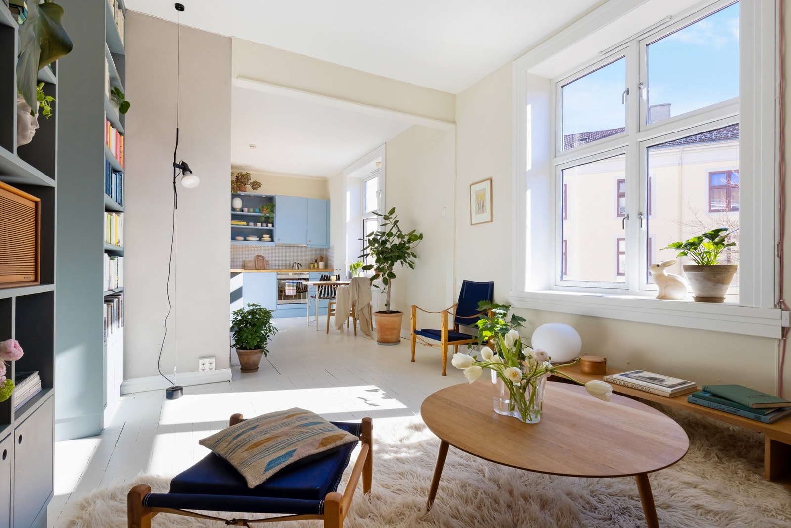 Kjøkkenet er i en åpen løsning mot stuen, men gir likevel en fin soneinndeling. Galleribilde