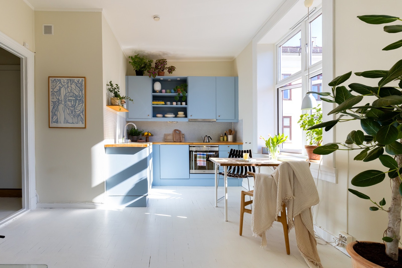 Her kan du enkelt lage mat samtidig som du kan holde samtalen gående med gjestene dine som sitter ved spisebordet. Galleribilde