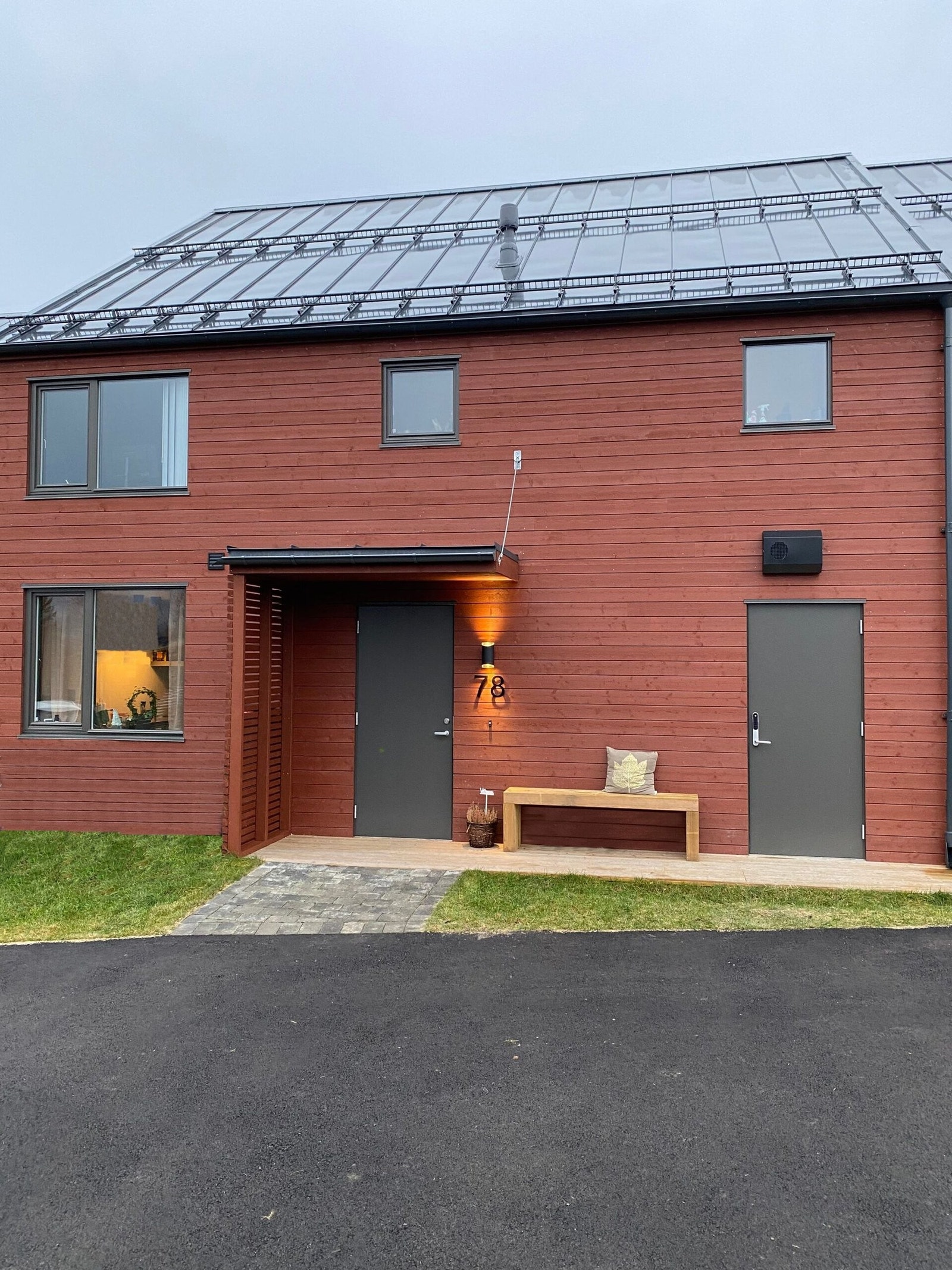 Inngangsparti med to inngangsdører Galleribilde