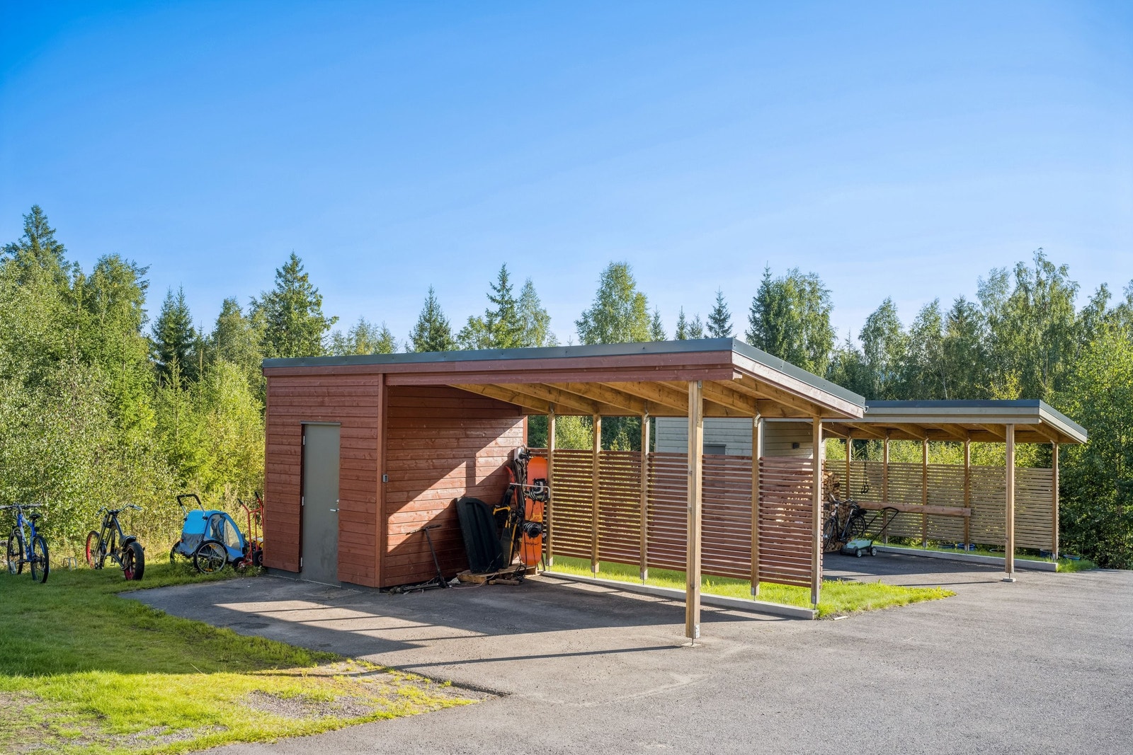 Carport, biloppstillingsplass og sportsbod Galleribilde