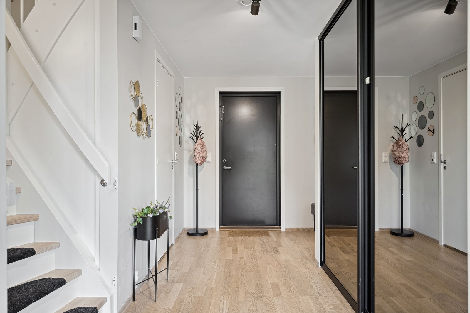 Gang med romslig skyvedørsgarderobe Galleribilde