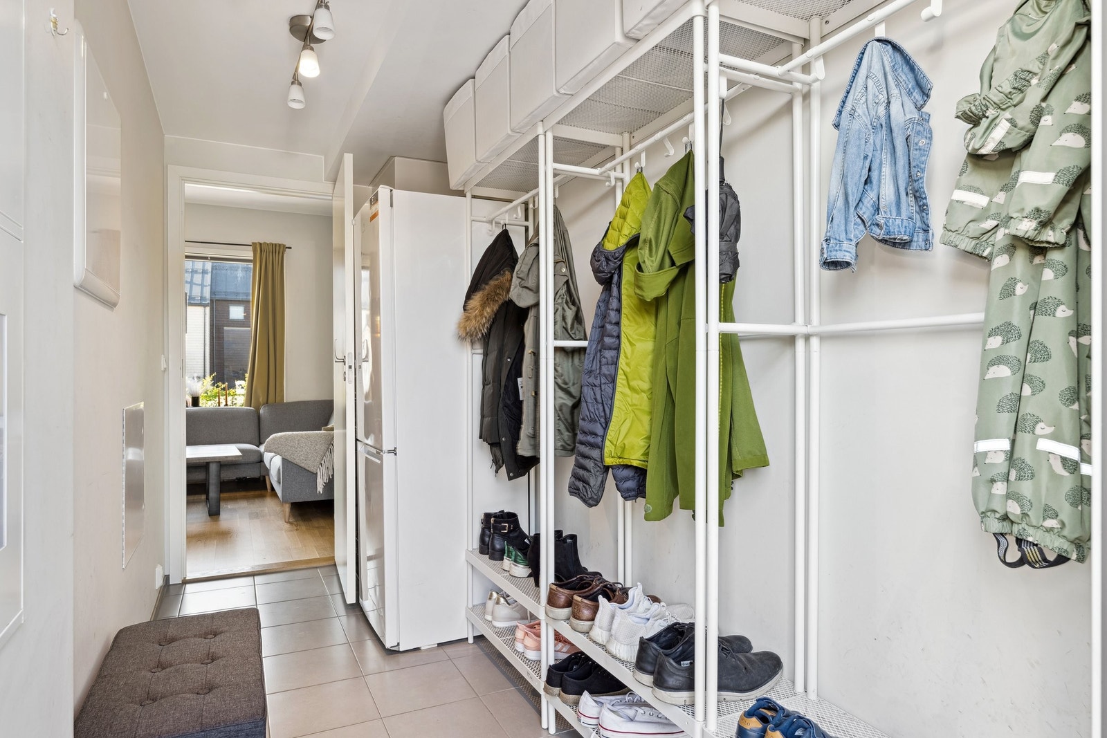 Grov garderobe med egen inngang Galleribilde