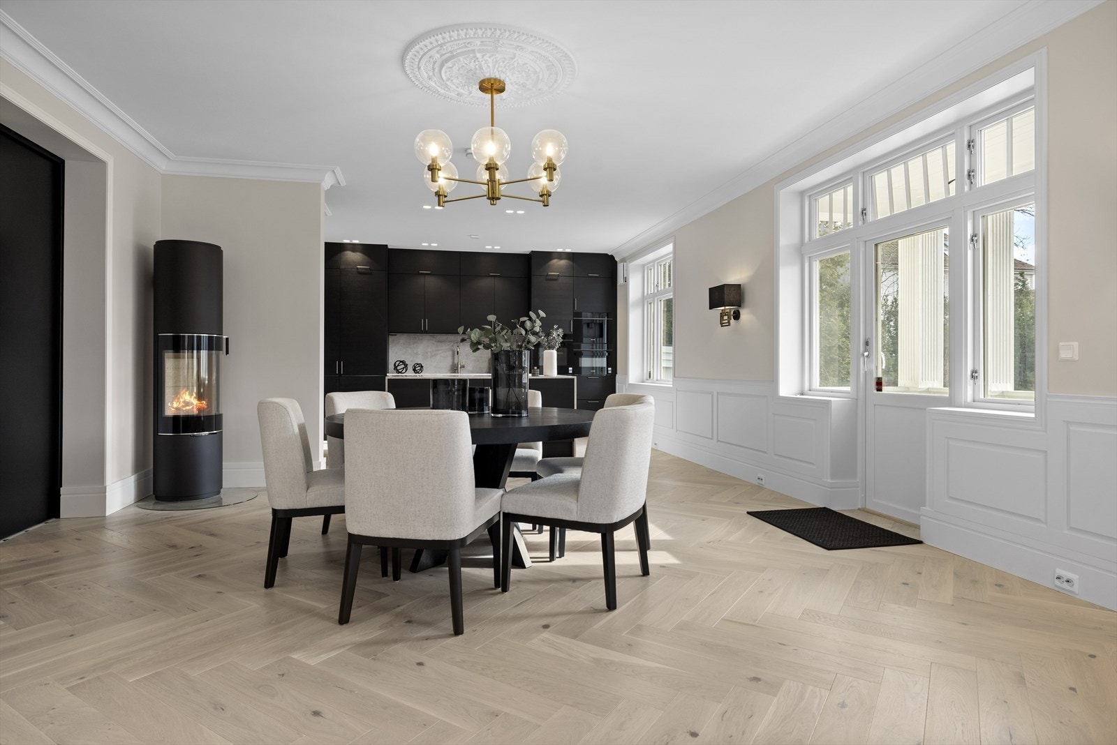 Stue, spisestue og kjøkken i åpen løsning med store vindusflater på to vegger. Flotte skyvedører fra stuen mot entreen. Galleribilde