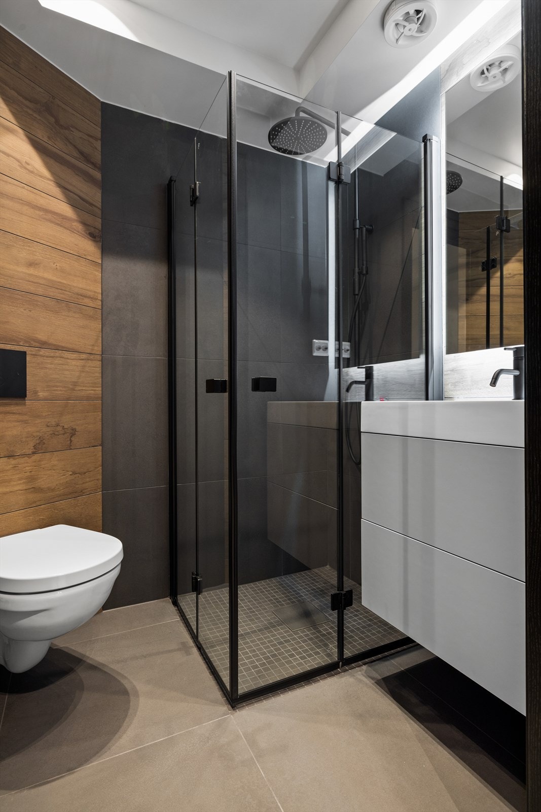 Rålekkert bad med nedfelt servant, veggmontert toalett og dusjhjørne Galleribilde