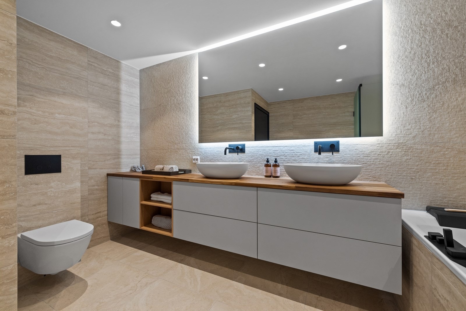 To toppmonterte skålservanter over møbel med rikelig oppbevaringsplass Galleribilde