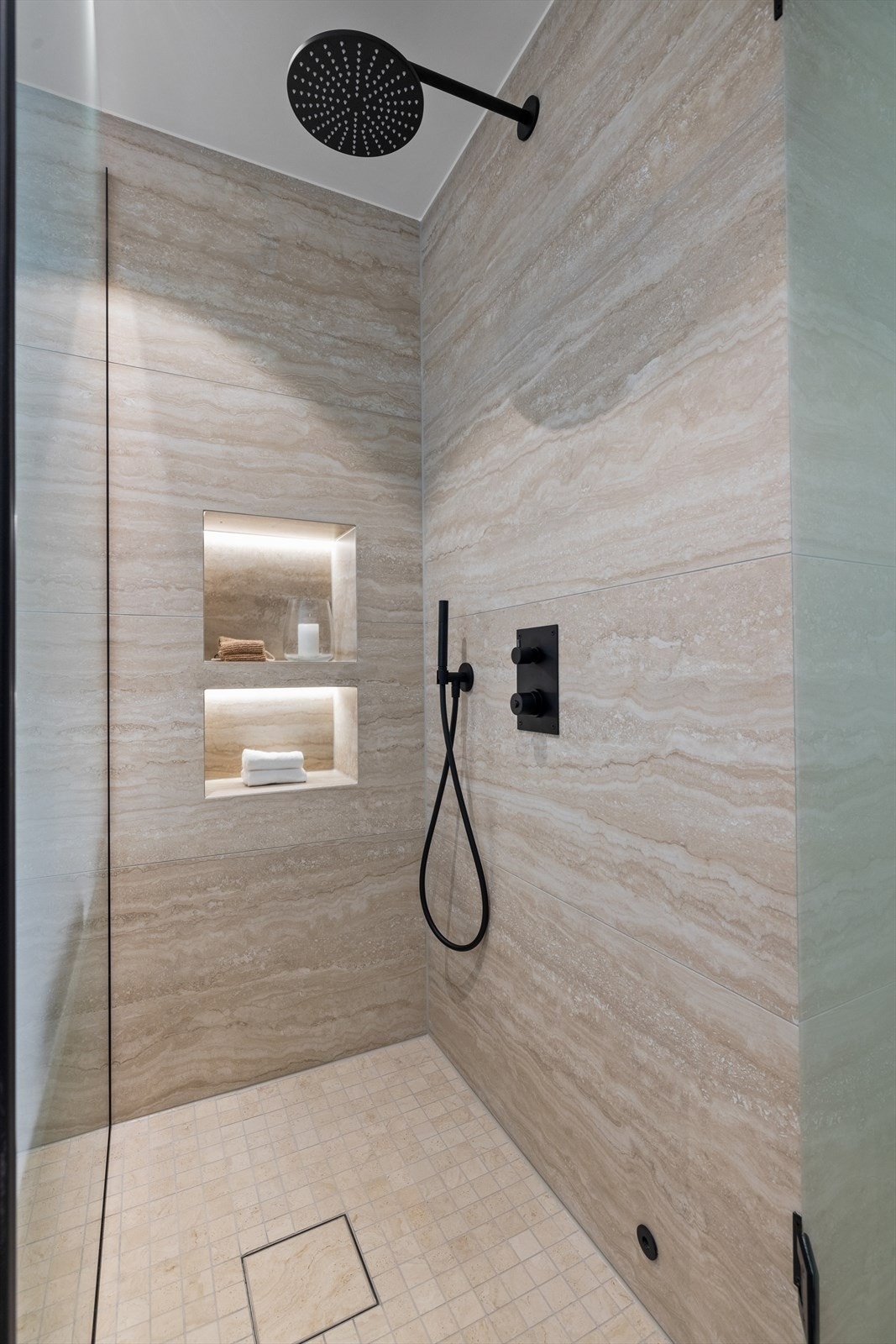 Dusj med rainfall-armatur og lyssatte nisjer Galleribilde