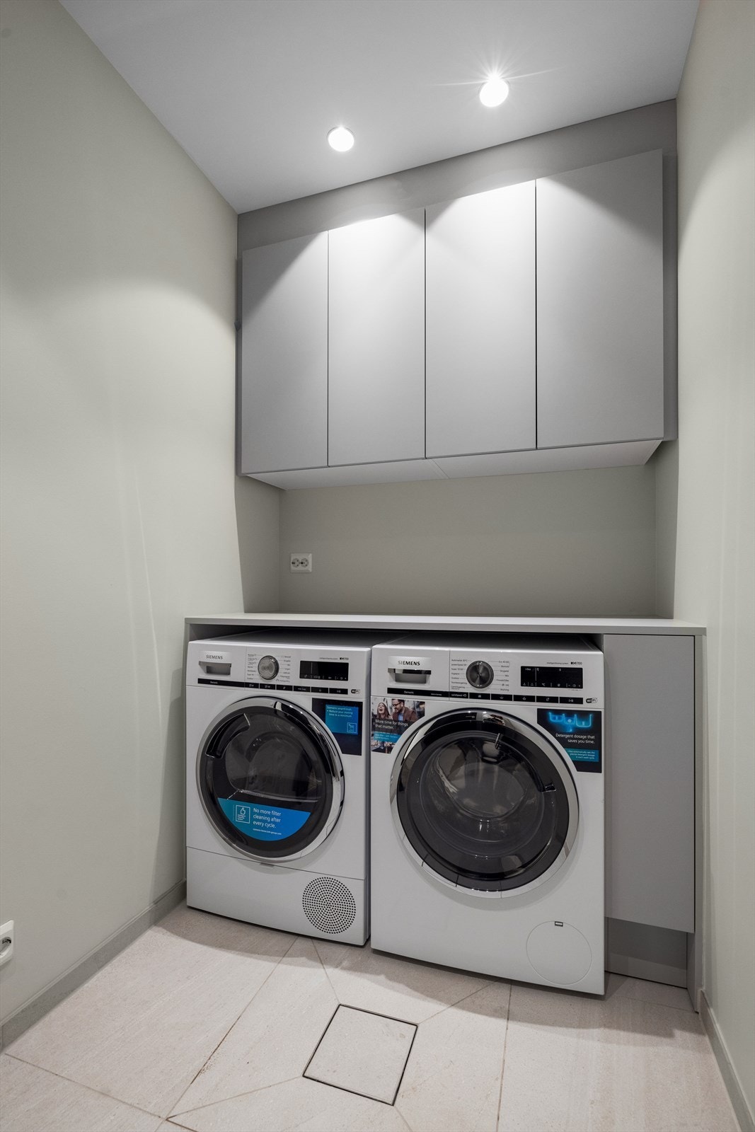 Vaskerom med varmekabler i gulv. Vaskerommet har opplegg til vaskemaskin og tørketrommel. Støpt flislagt gulv. Tilstrekkelig med fall til sluk for lekkasjevann Galleribilde