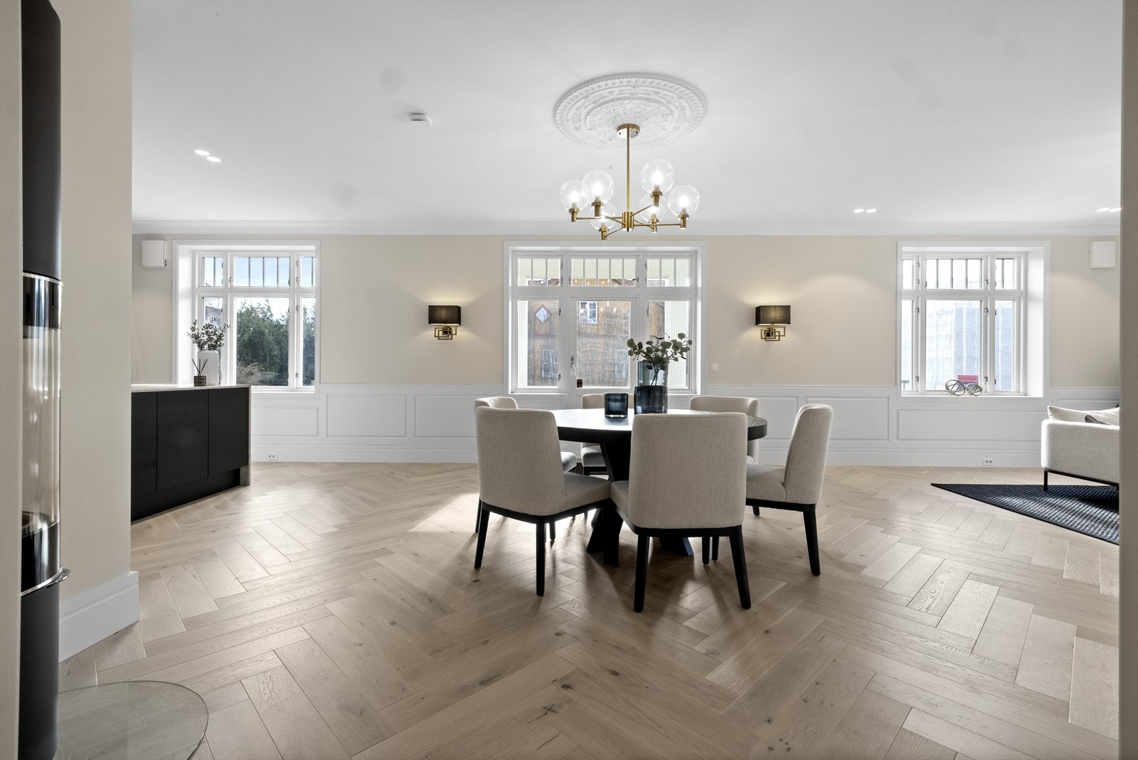 Villaen er nylig gjennomgående nennsomt og kyndig ombygget, og oppgradert iht. TEK 17 (med visse avvik/tilpassinger/disp. da hovedkonstruksjonen fra byggeår er beholdt) Galleribilde