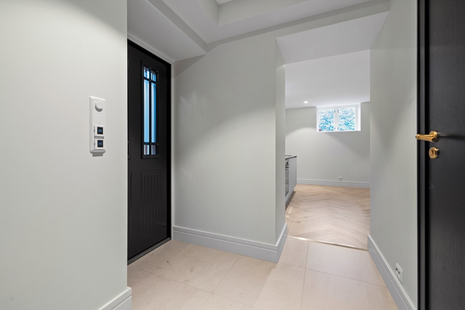 Egen inngang til kjelleren. Entreen er flislagt med varmekabler Galleribilde