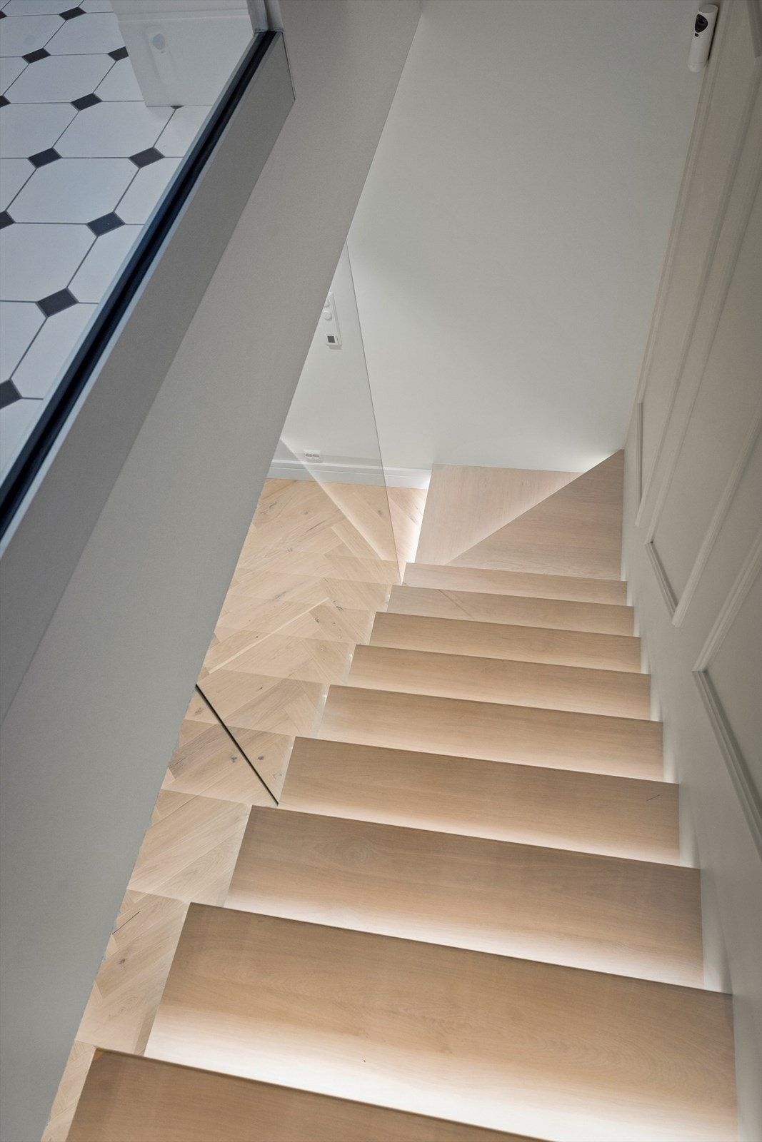 Den lyssatte trappen ned til kjelleretasjen er et designelement i seg selv Galleribilde