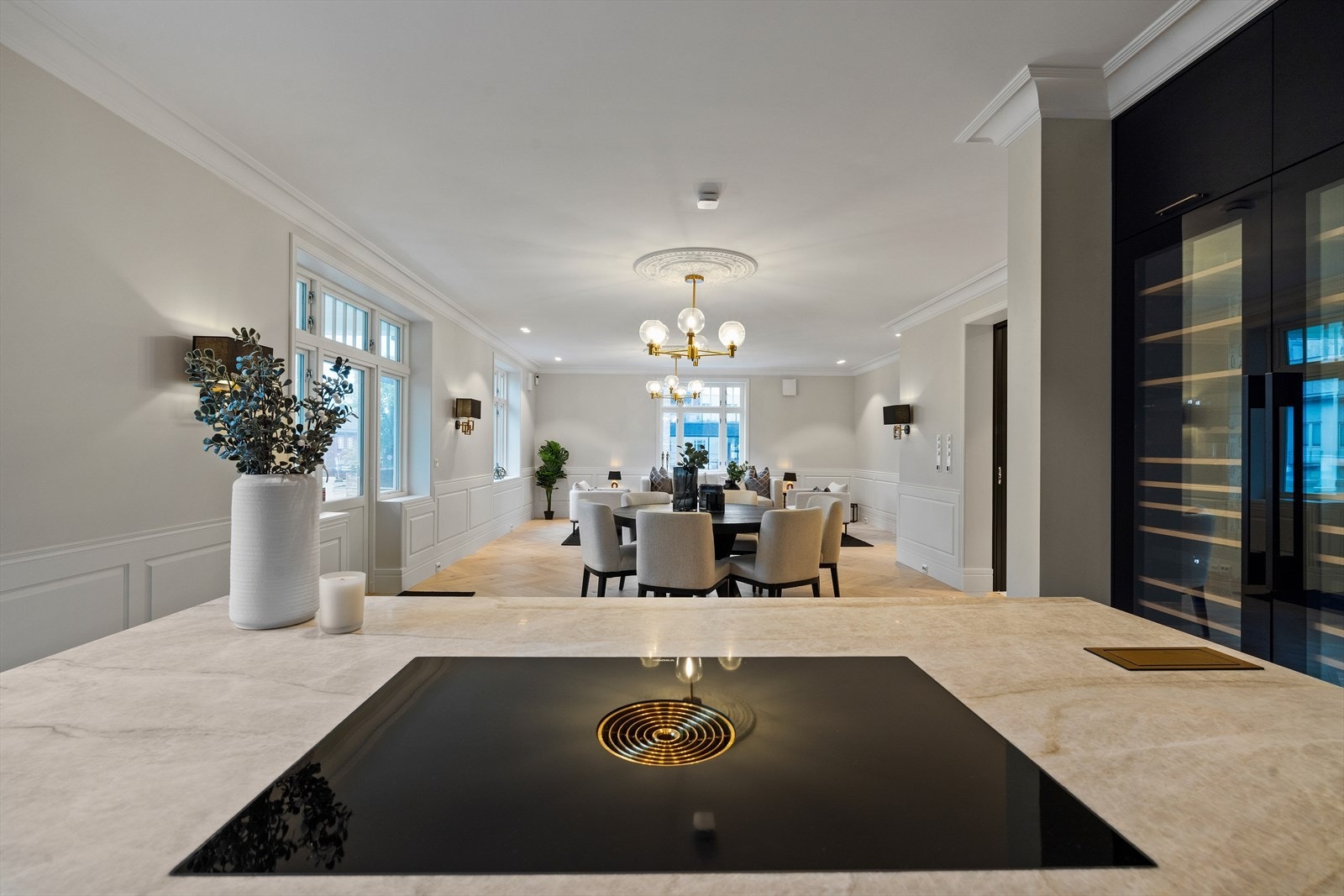 Stor kjøkkenøy i samme utførelse og kvalitet som resten av innredningen Galleribilde