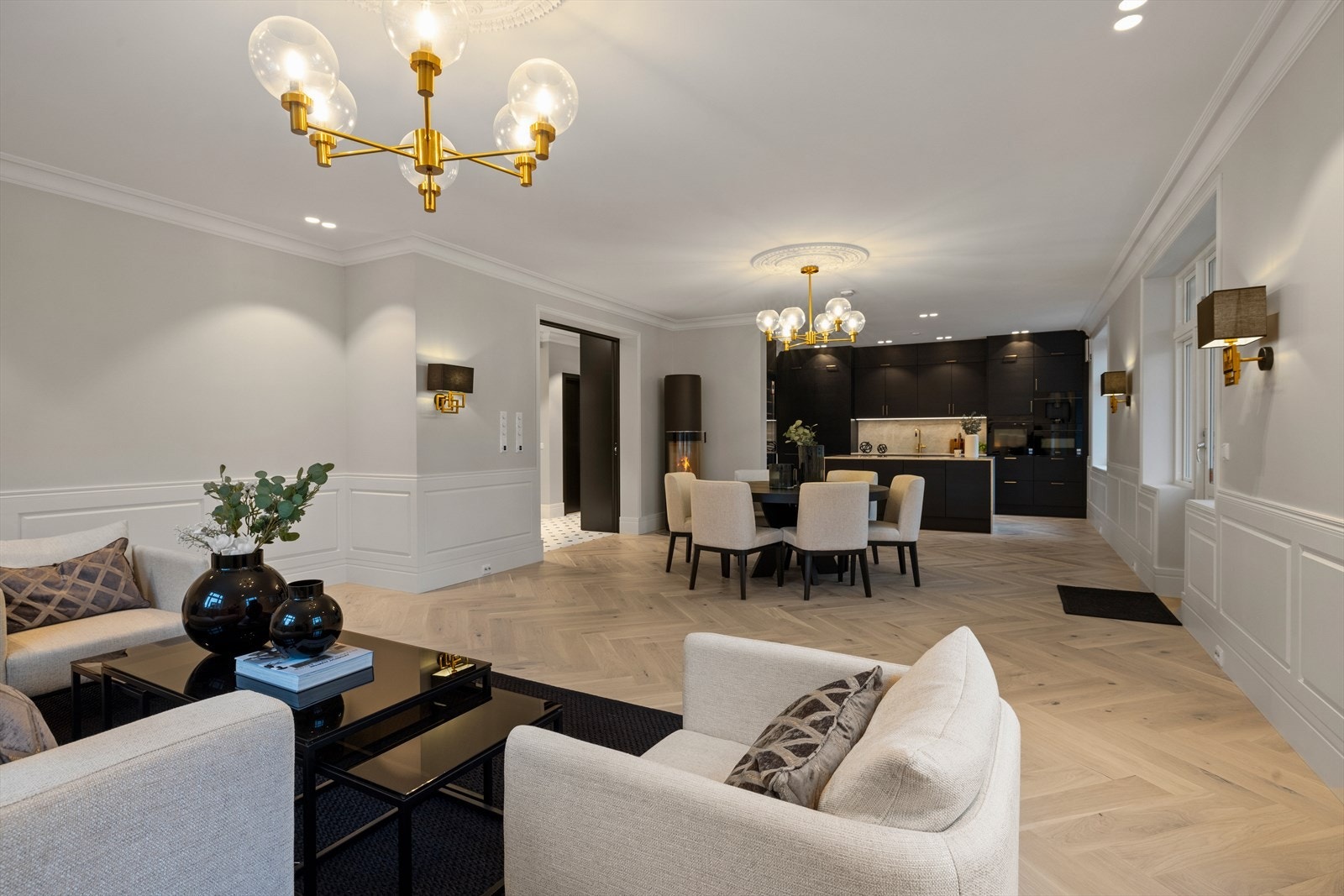 Seksjonen er en av to leiligheter i en stedstypisk villa i nyklassisistisk stil. Galleribilde