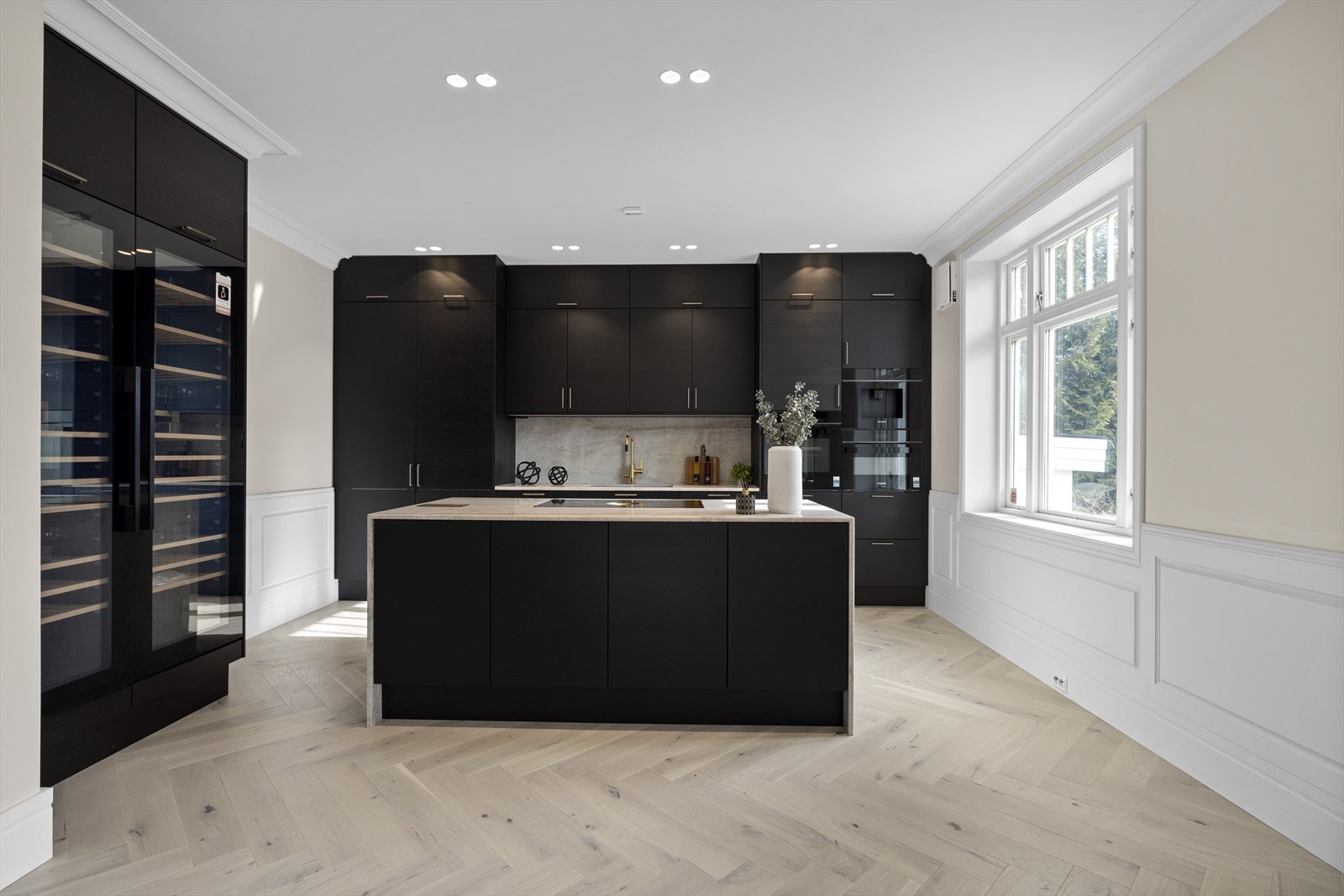 Integrert oppvaskmaskin, kjøleskap, fryseskap, stekeovn, mikrobølgeovn og kaffemaskin - alt fra Siemens Galleribilde