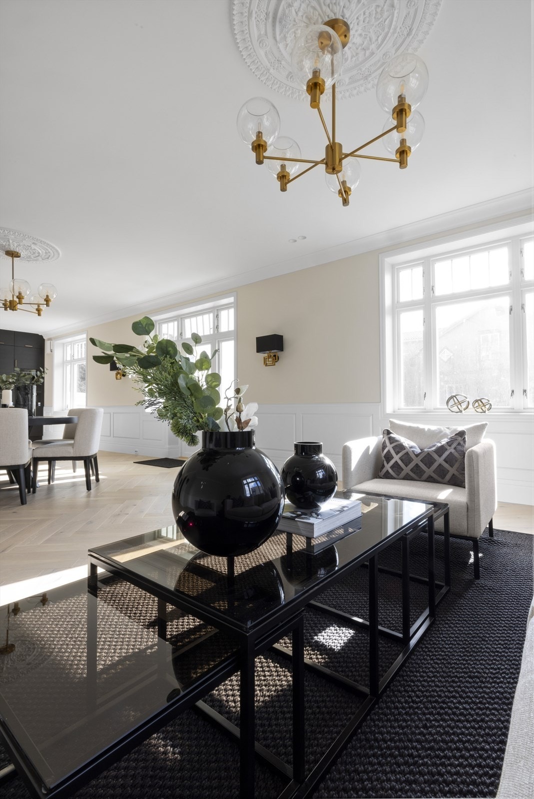 Det er 2 flotte rosetter i taket i stuen. Galleribilde