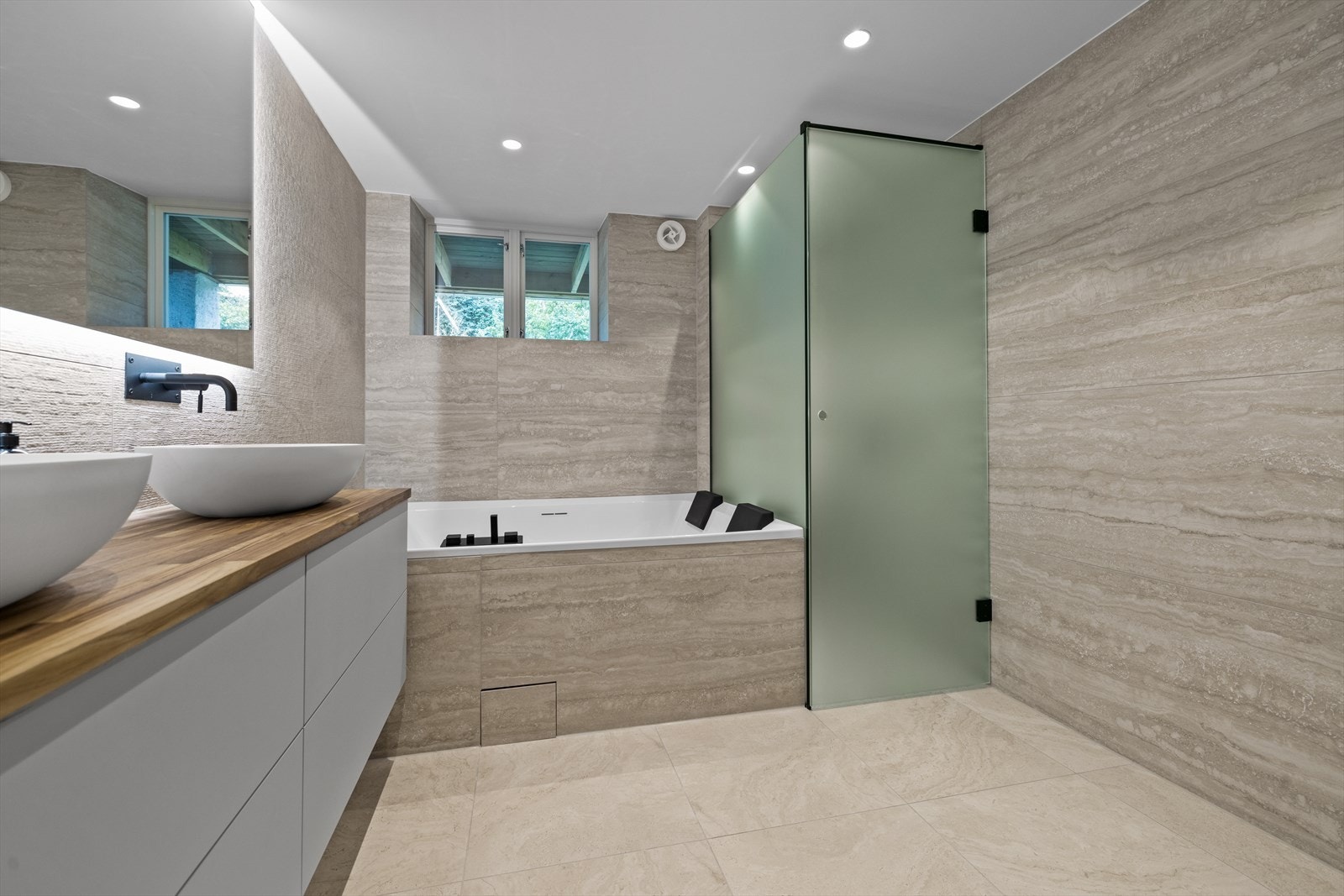 Rålekkert bad med dobbelt badekar Galleribilde