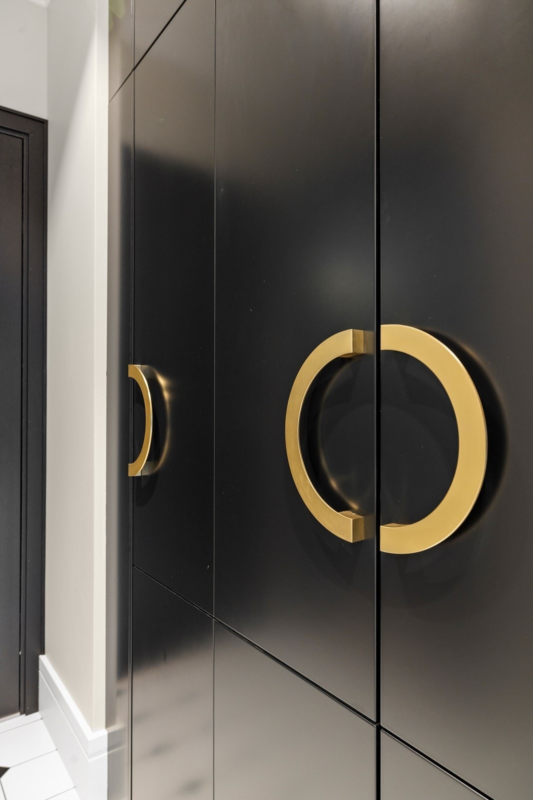 Garderobeskap med tøffe håndtak fra Lovehandles Galleribilde