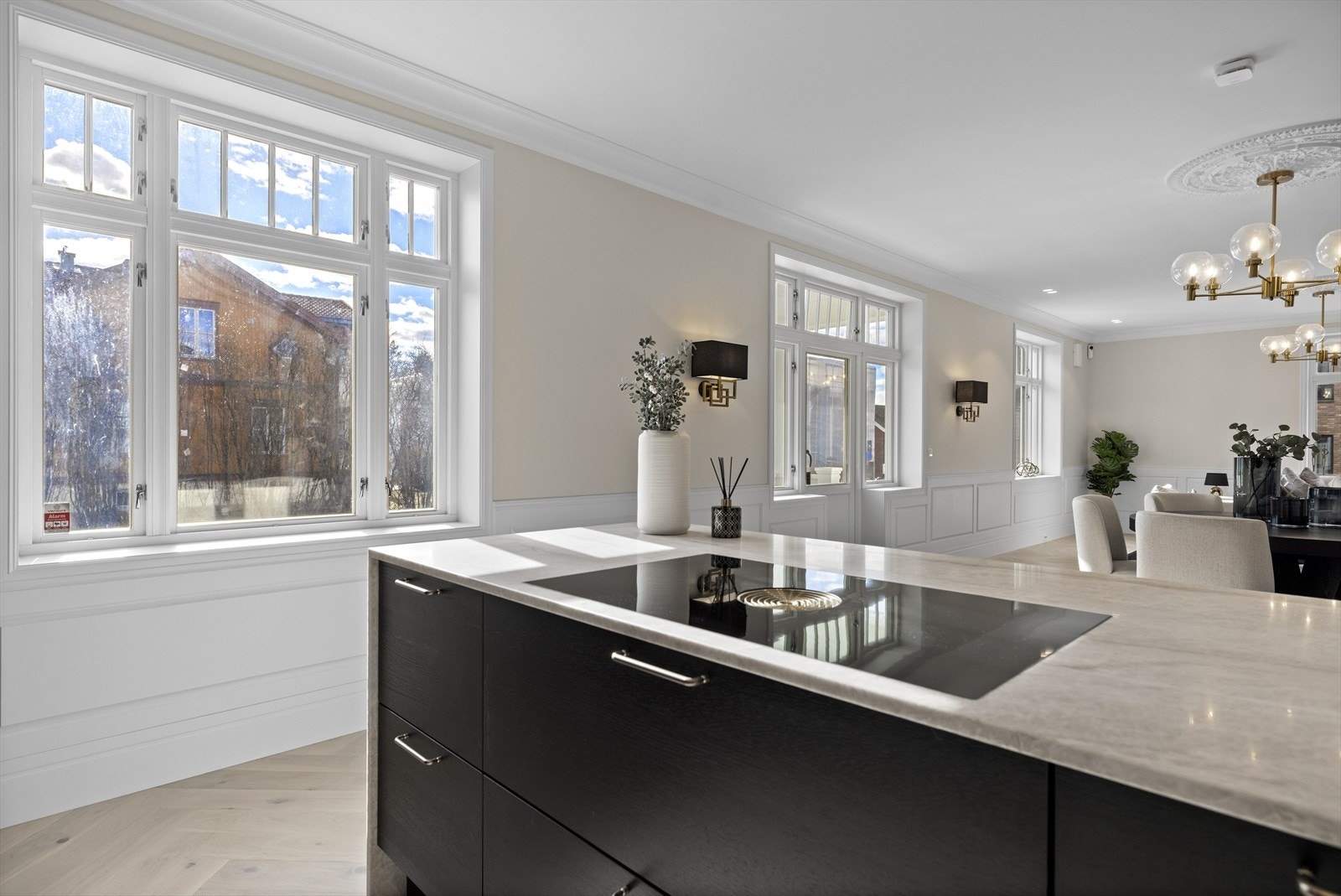 Fantastiske lysforhold i hele boligen. Brystningspanelet på veggene er finsnekret på stedet. Alle vinduene er nye og har samme uttrykk som de originale Galleribilde