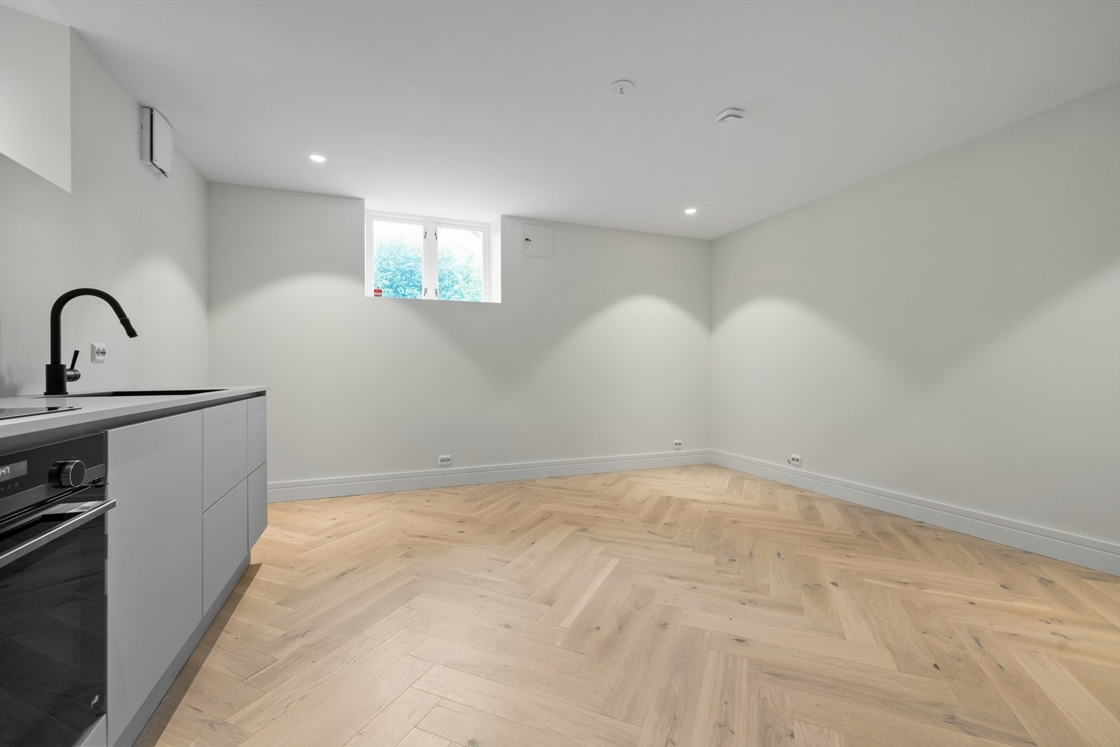 Integrert oppvaskmaskin, stekeovn samt nedfelt induksjonstopp. Det er montert både komfyrvakt og waterguard. Kjøkkenventilator med avtrekk ut Galleribilde