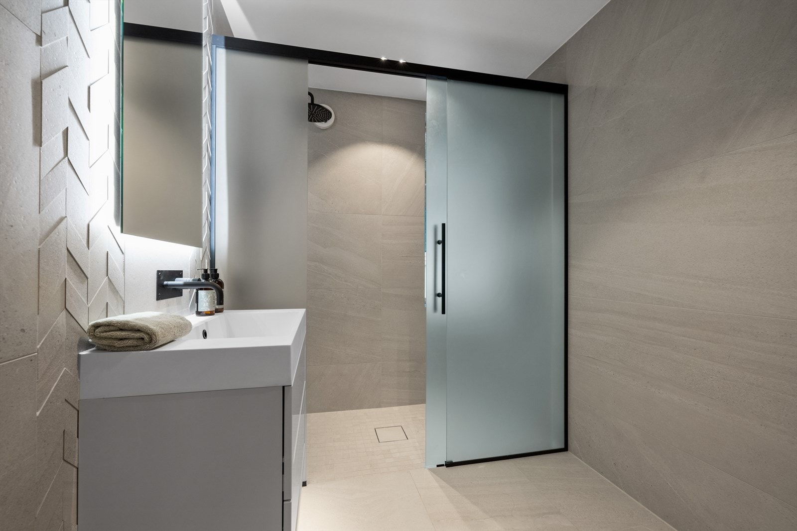 Stilig baderom med eksklusive flisvalg Galleribilde