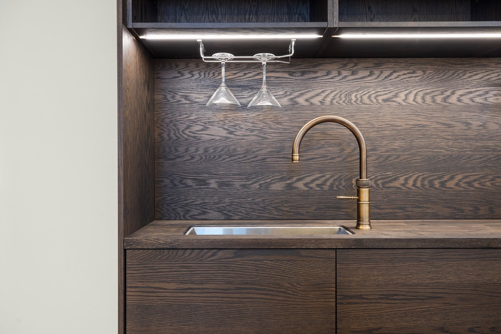 Wet bar med vann og vask i innredningen Galleribilde