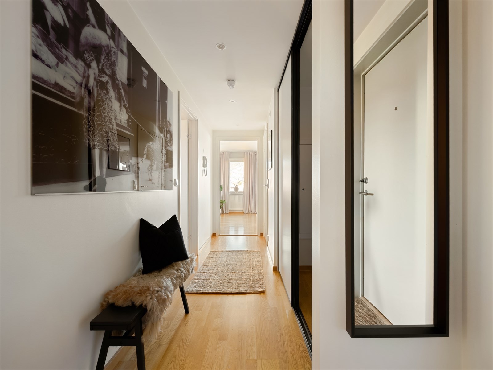 Entreen har mye lagringsplass og innfelt belysning sørger for en lys og en innbydende gang. Galleribilde