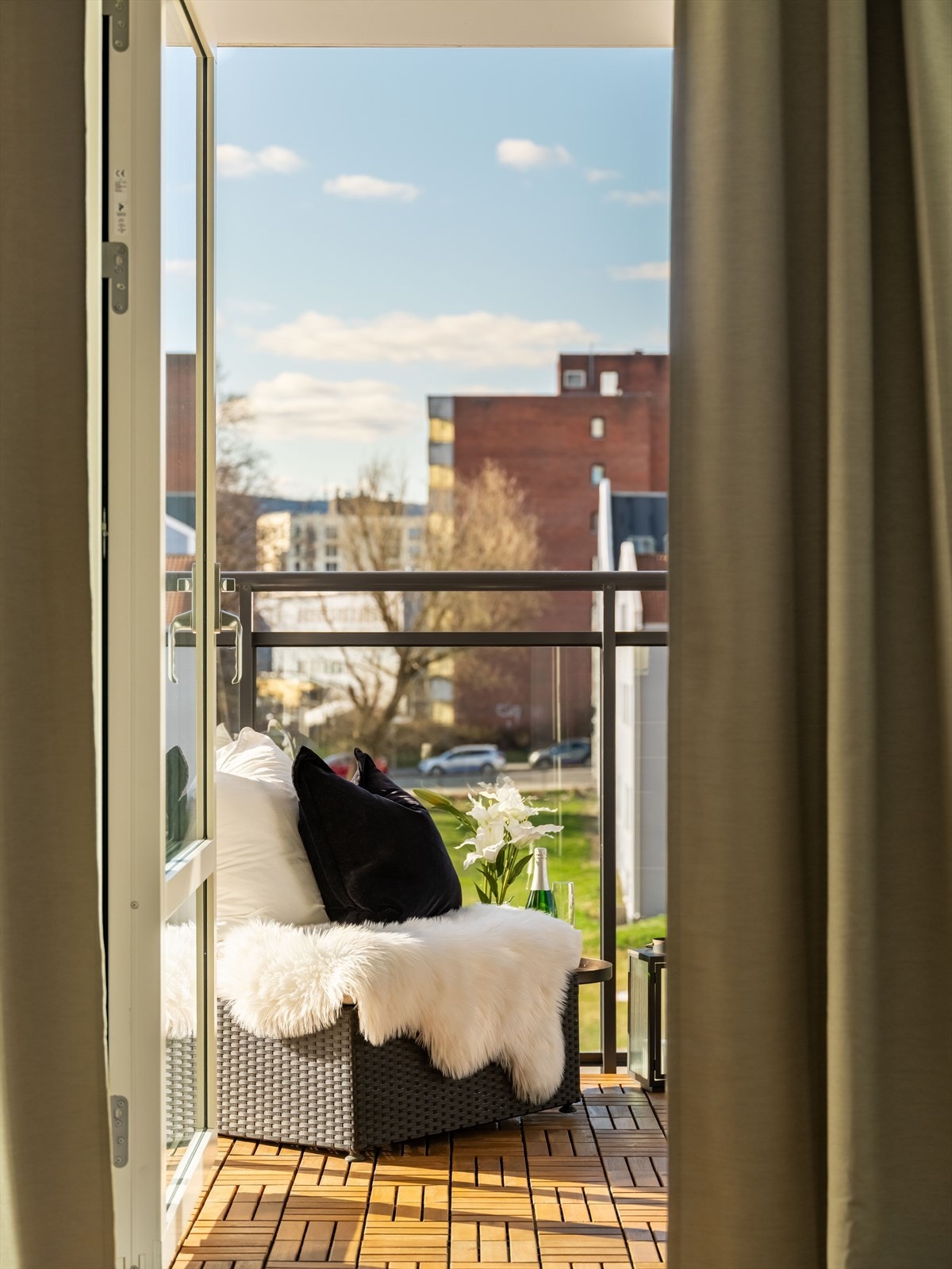 Her ute kan sommerdagene nytes rett utenfor egen stue med åpen og fri utsikt mot det grønne. Galleribilde