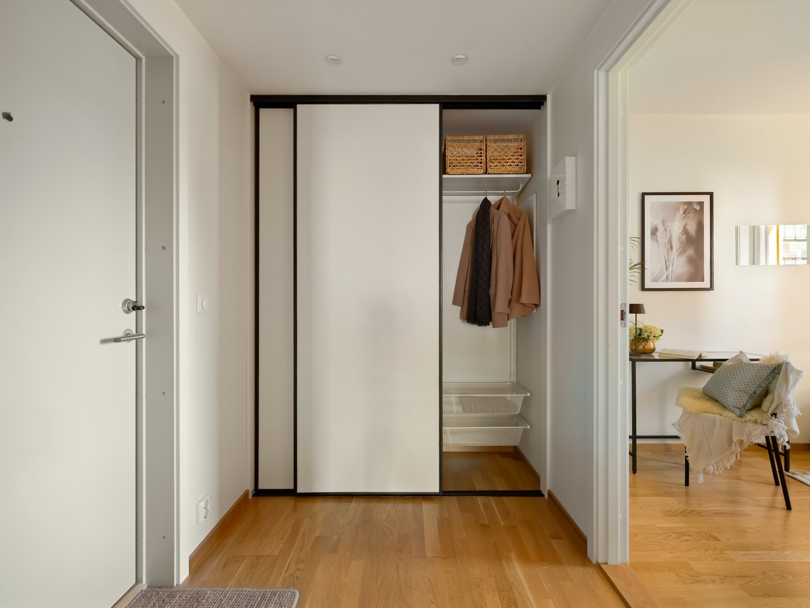 God plass til både yttertøy og sko i to store skyvedørsgarderober. Galleribilde