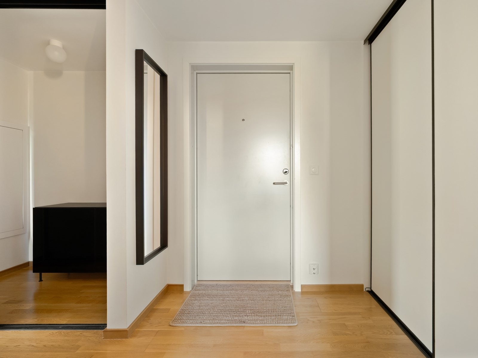 Fra de hyggelige og vedlikeholdte fellesarealene er det enkel tilgang til leiligheten via heis eller trapp, som ligger i en rolig og skjermet 4. etasje. Galleribilde