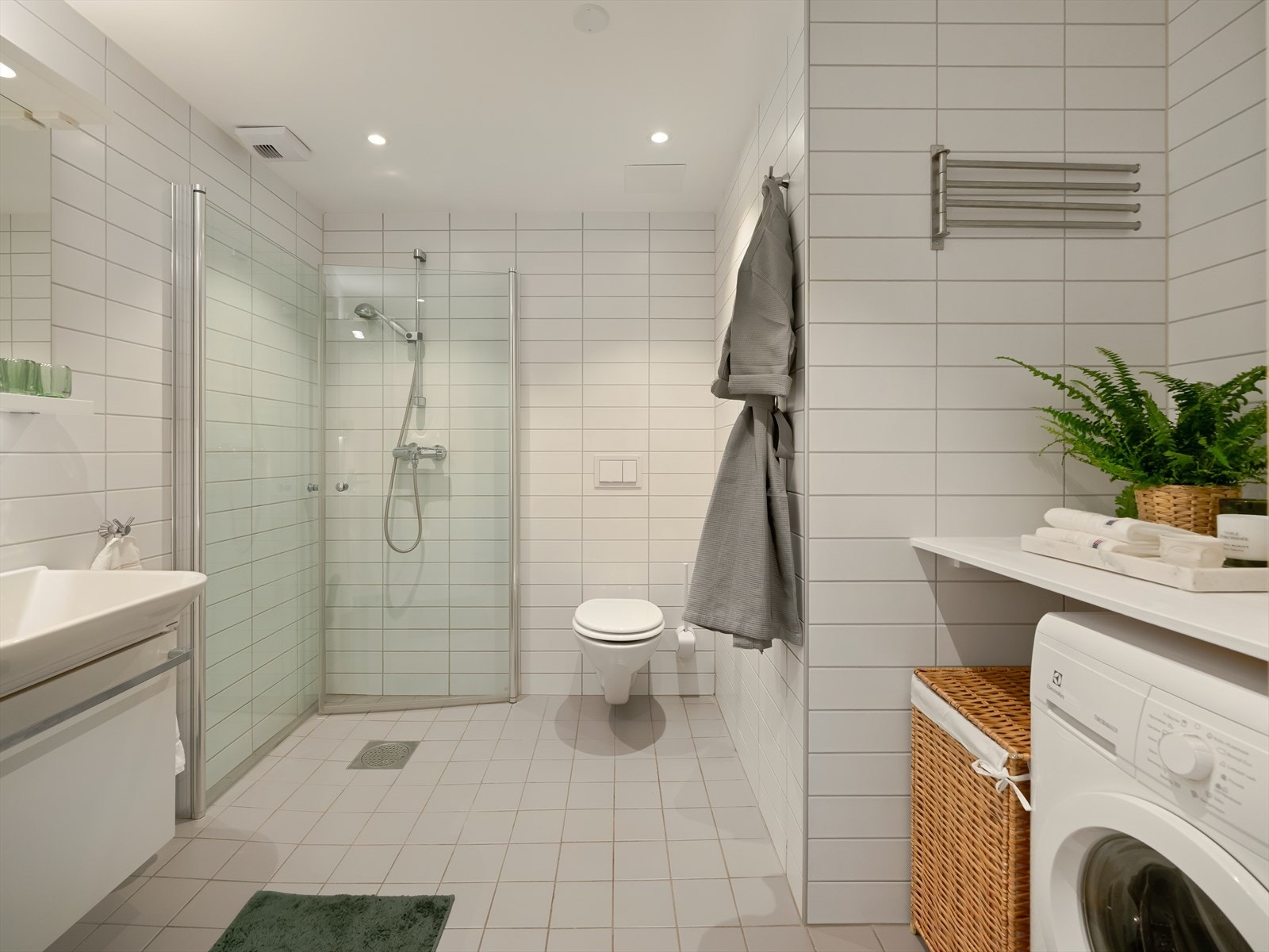 Flislagt baderom med varme i gulv og moderne innredning. Plass til både vaskemaskin og tørketrommel. Galleribilde