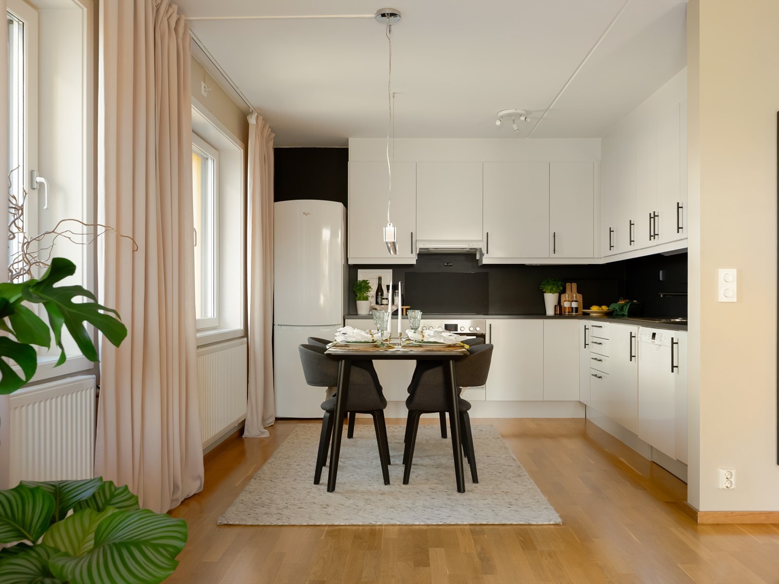 Videre er det integrerte hvitevarer som stekeovn, platetopp, oppvaskmaskin og ventilator med avkast til felles avtrekk. Det er plass for frittstående kjøl/frys. Galleribilde