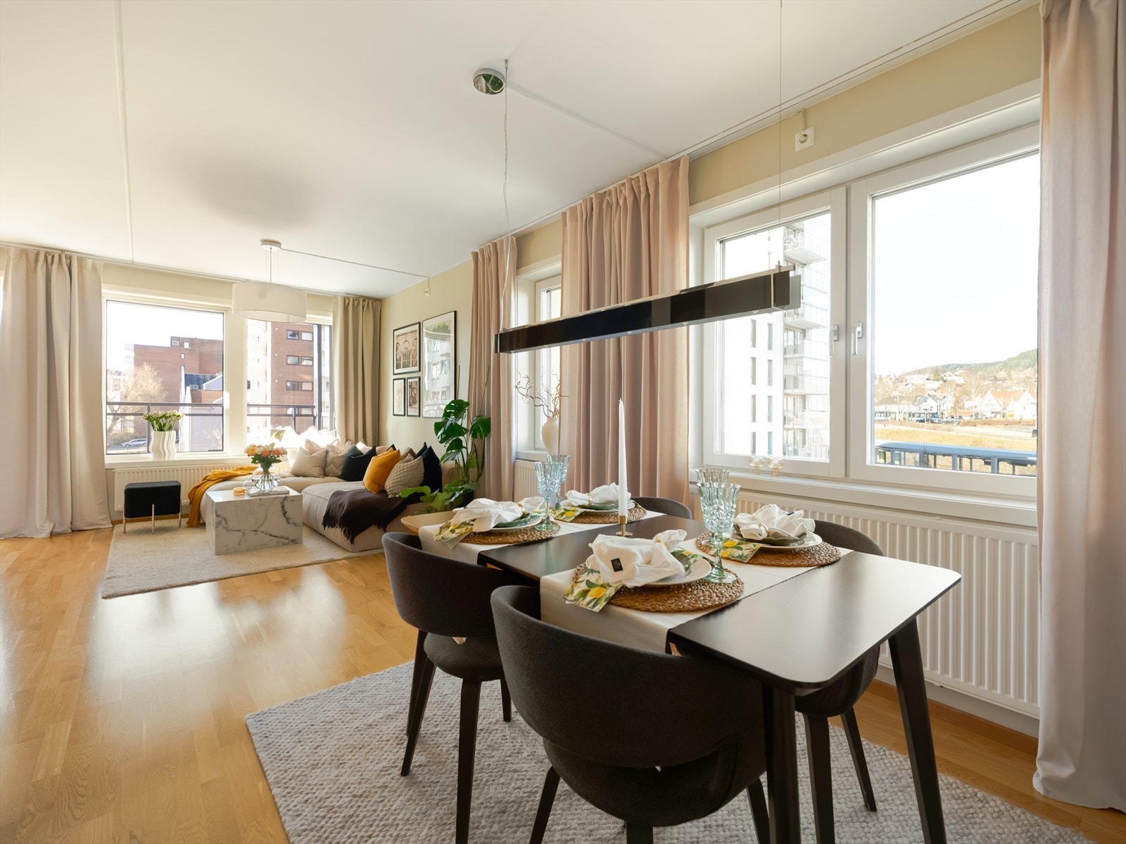 Det det god plass for sofa, tilhørende salongbord og tv-seksjon. Mellom stue og kjøkken er det naturlig plass til et sosialt spisebord. Galleribilde