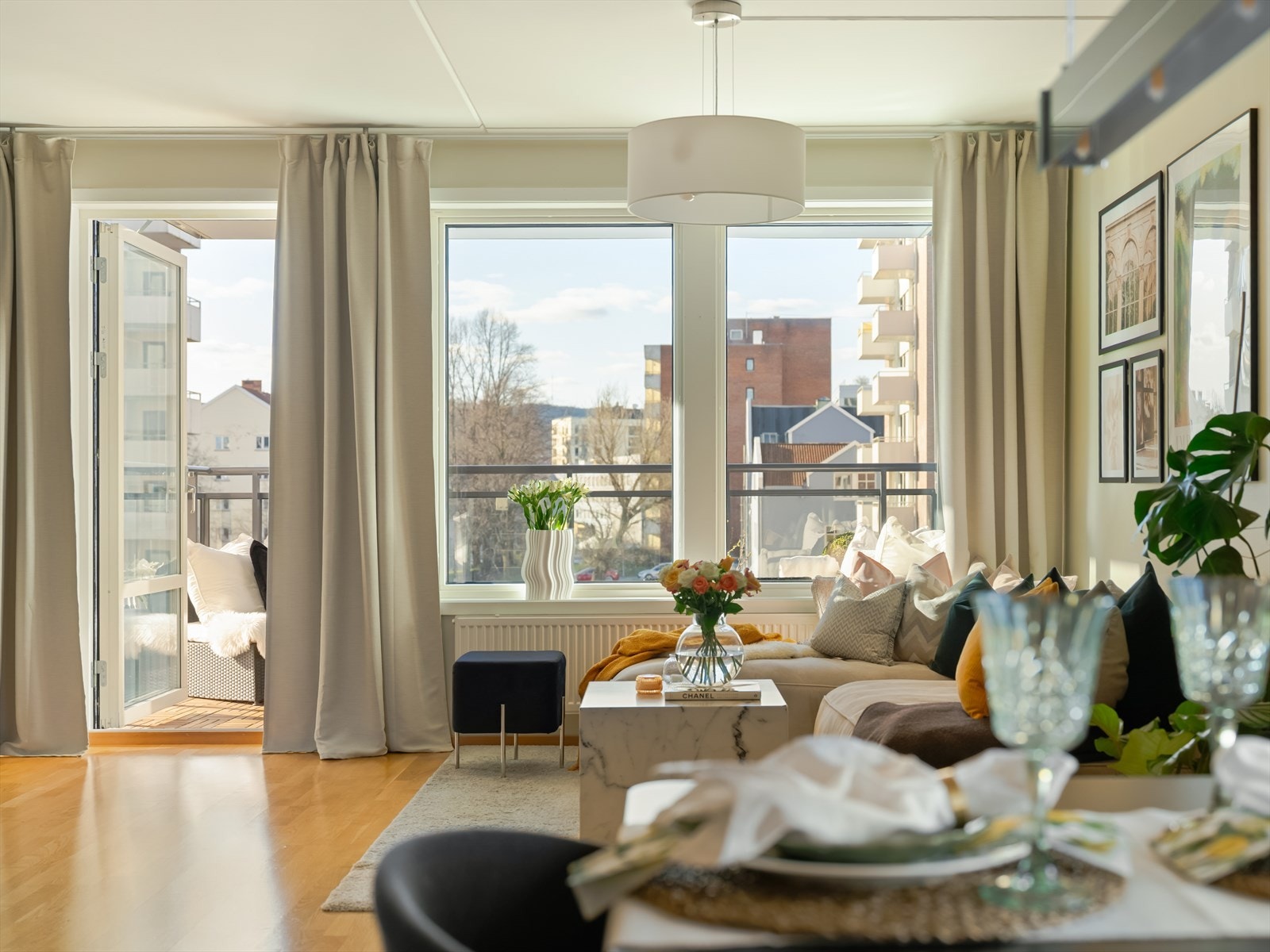 Velkommen til Hans Nordahls gate 96A! En lys og tiltalende 3-roms selveierleilighet med god intern beliggenhet i byggets 4. etasje. Galleribilde