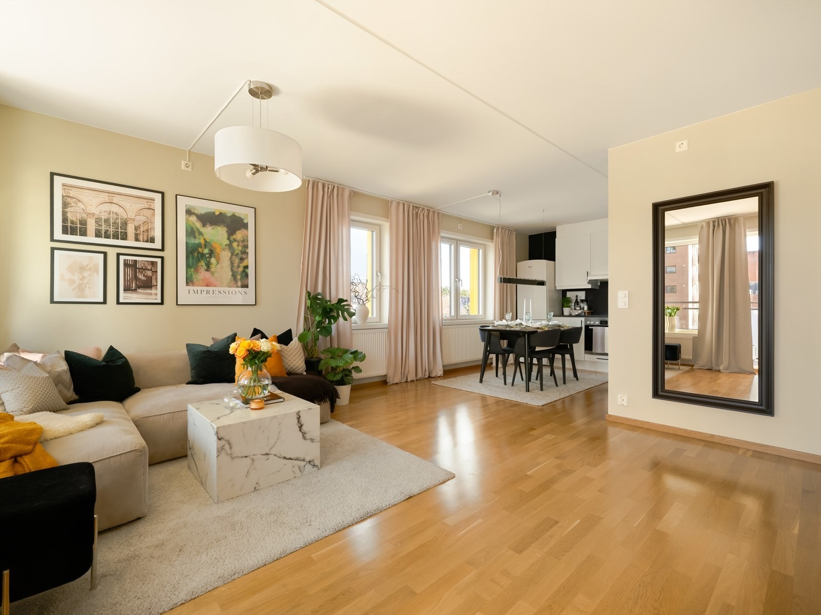 Stor og sosial stue med store vindusflater som slipper inn rikelig med lys og luft. Galleribilde