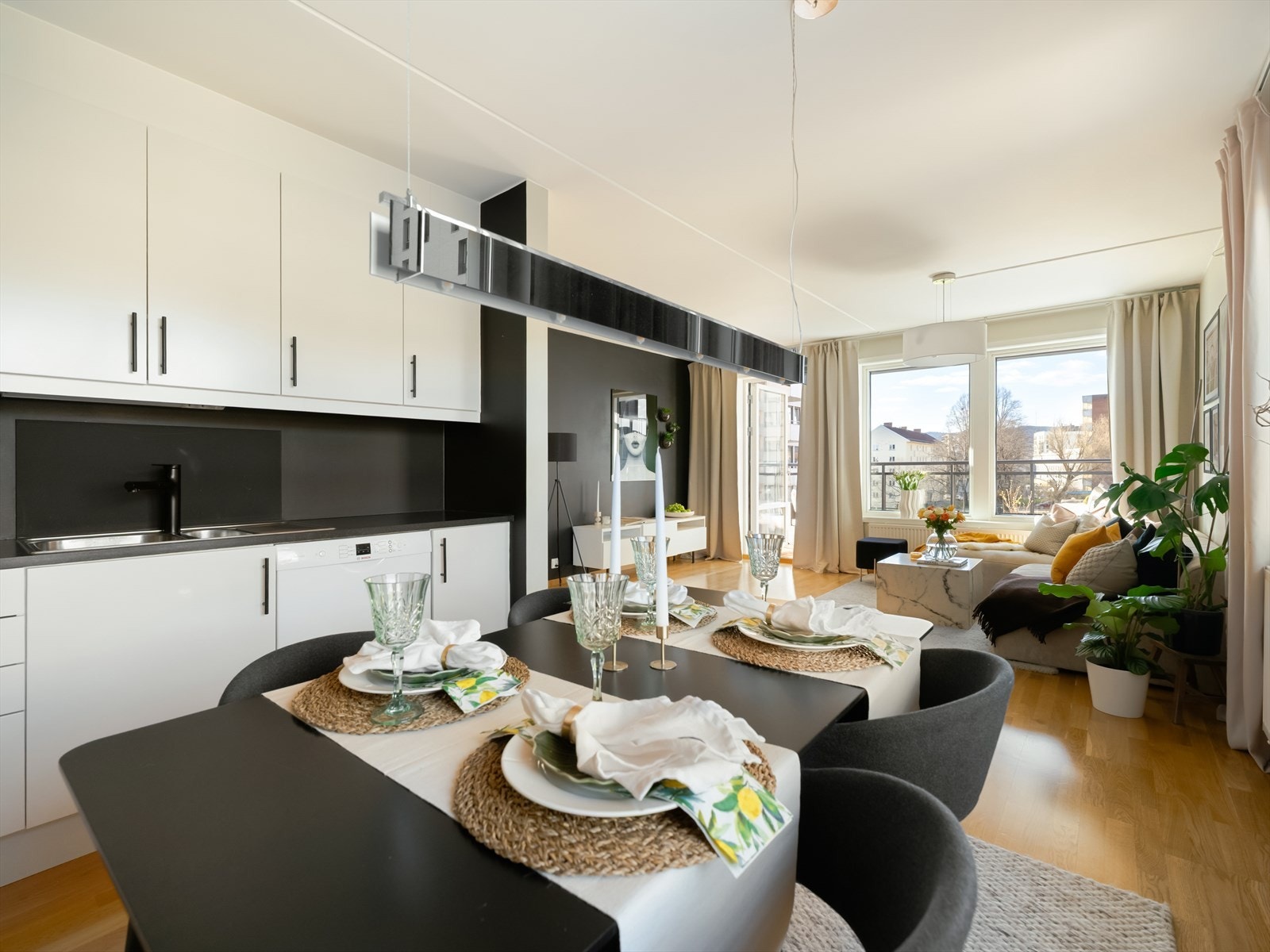 Kjøkkeninnredning med hvite glatte fronter og laminert benkeplate med vask. Galleribilde