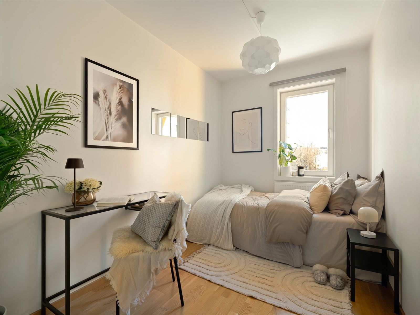 Rolig og lunt soverom med god plass til hjemmekontor eller studieplass. Galleribilde