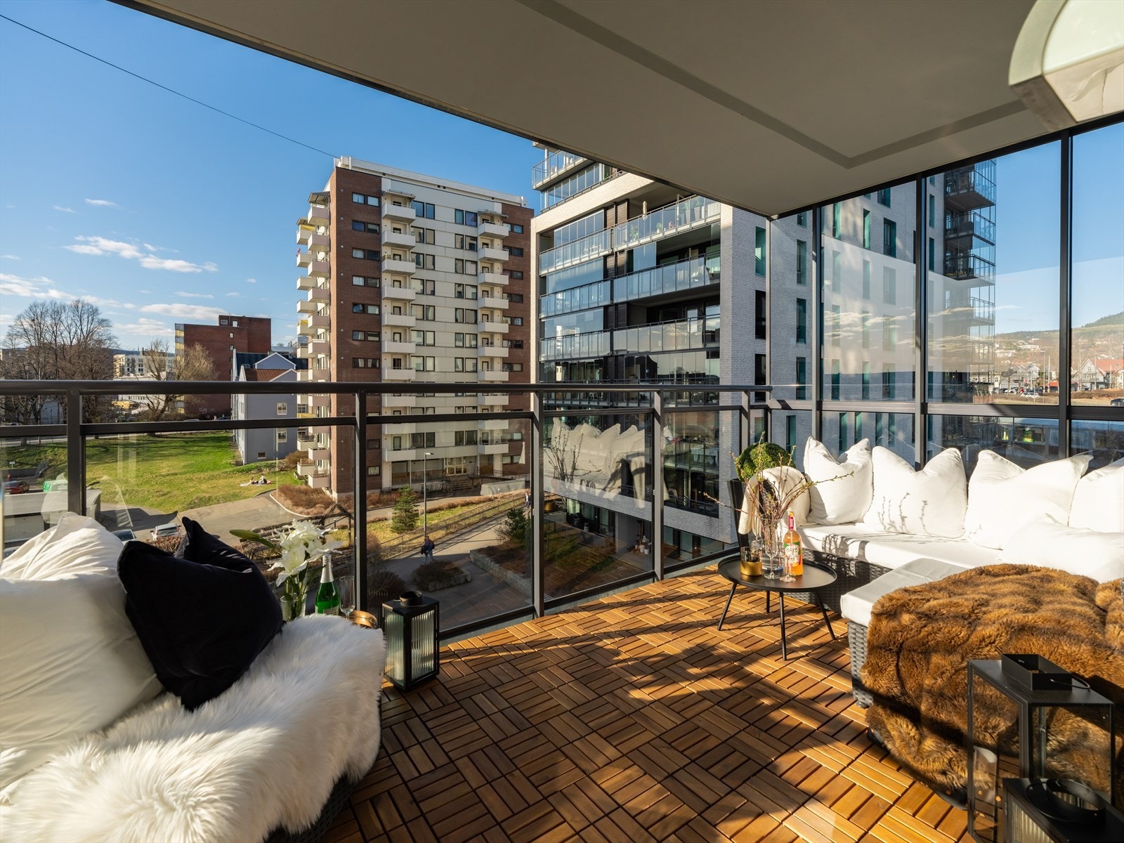 Solrik balkong med god plass til utemøbler sørger for en ekstra stue sommerhalvåret. Her nyter du sommerkveldene og morgenkaffen i fred og ro. Galleribilde