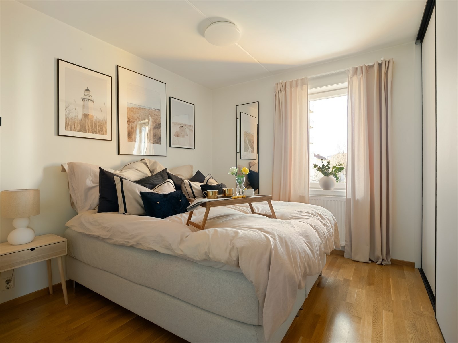 Lyst og luftig hovedsoverom med god plass til dobbeltseng og skyvedørsgarderobe. Galleribilde